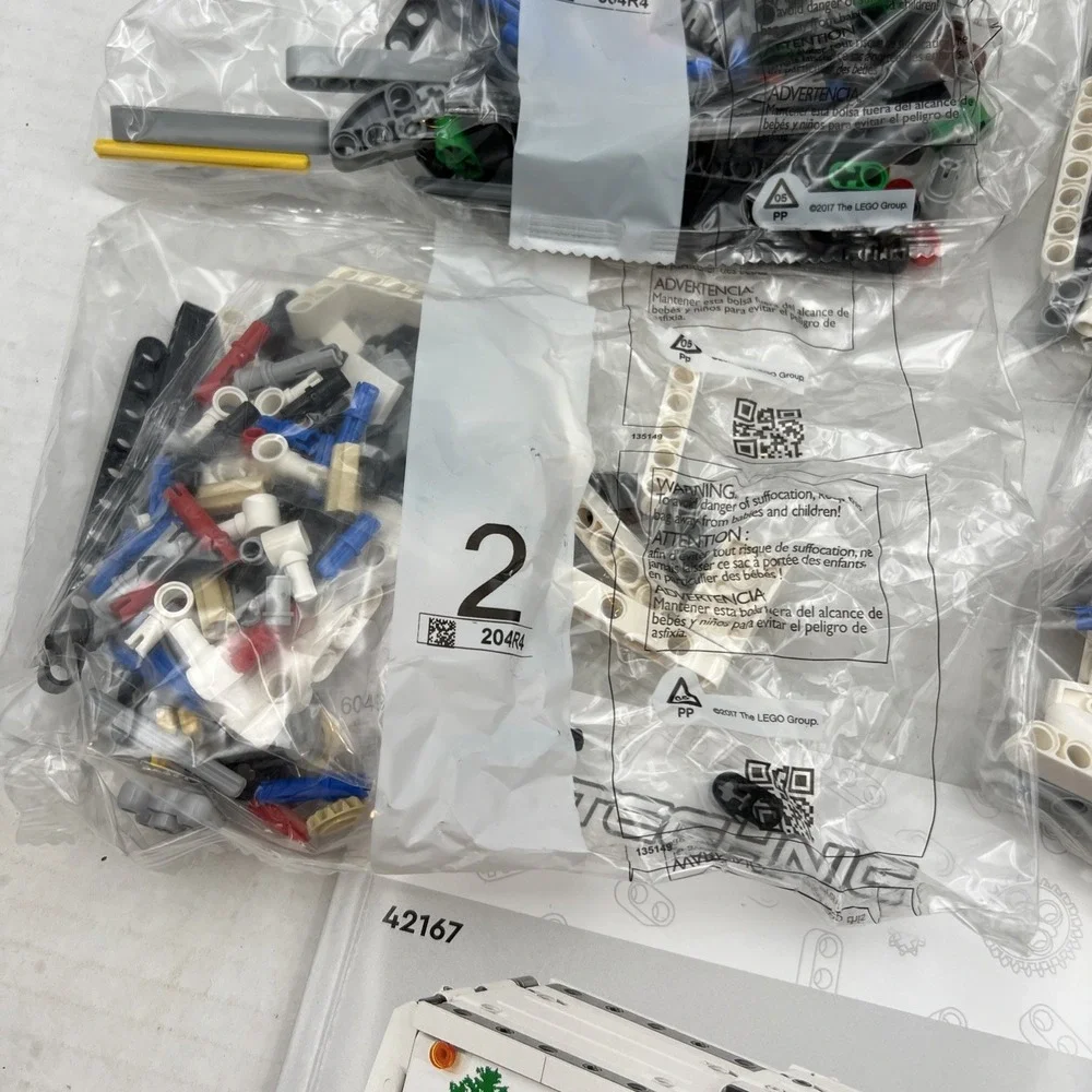 LEGO TECHNIC: Mack LR Electric Garbage‎ Truck (42167) - Picture 6 of 9